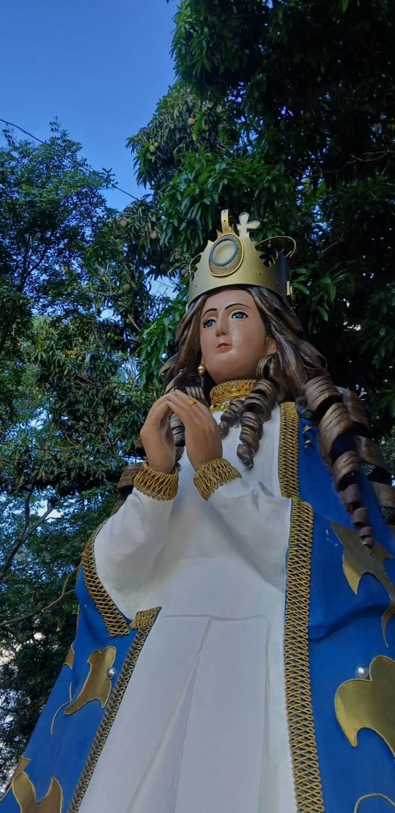 La Virgen de 12 metros de altura se puede admirar en Tupãsy Ykuá.