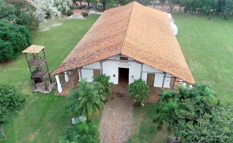 La estructura de madera del campanario  corre peligro de derrumbe y podría afectar  al  histórico templo de Yaguarón.