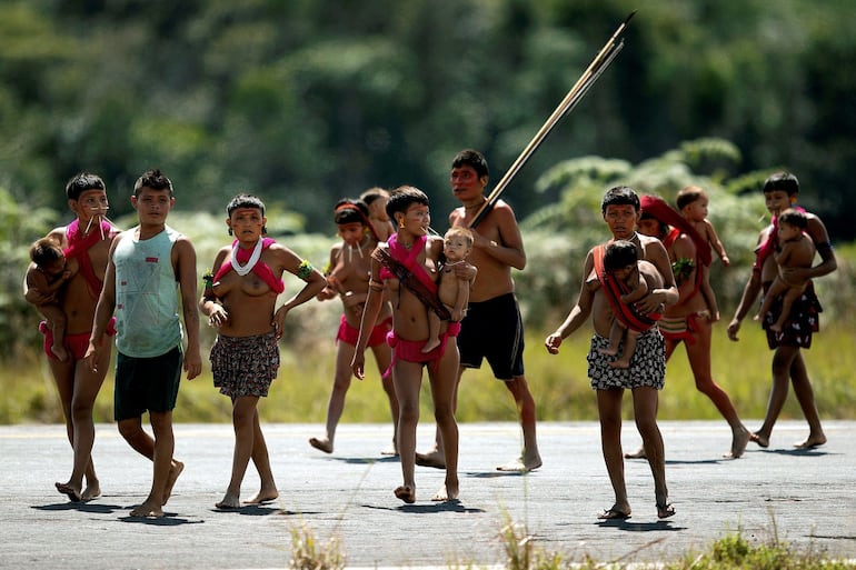 Integrantes del pueblo yanomami en la región de Surucucu, municipio de Alto Alegre, estado Roraima (Brasil)