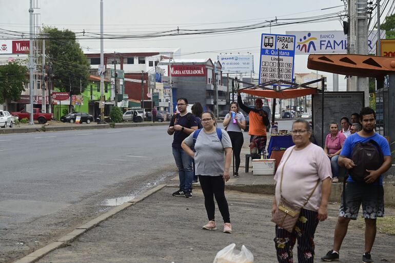 Usuarios del transporte público son sometidos a tediosas esperas en las paradas.