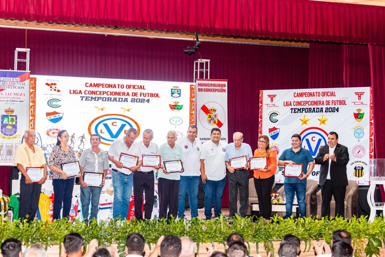 Durante el lanzamiento del campeonato fueron homenajeados exjugadores y exdirigentes de la Liga Concepcionera de Fútbol.