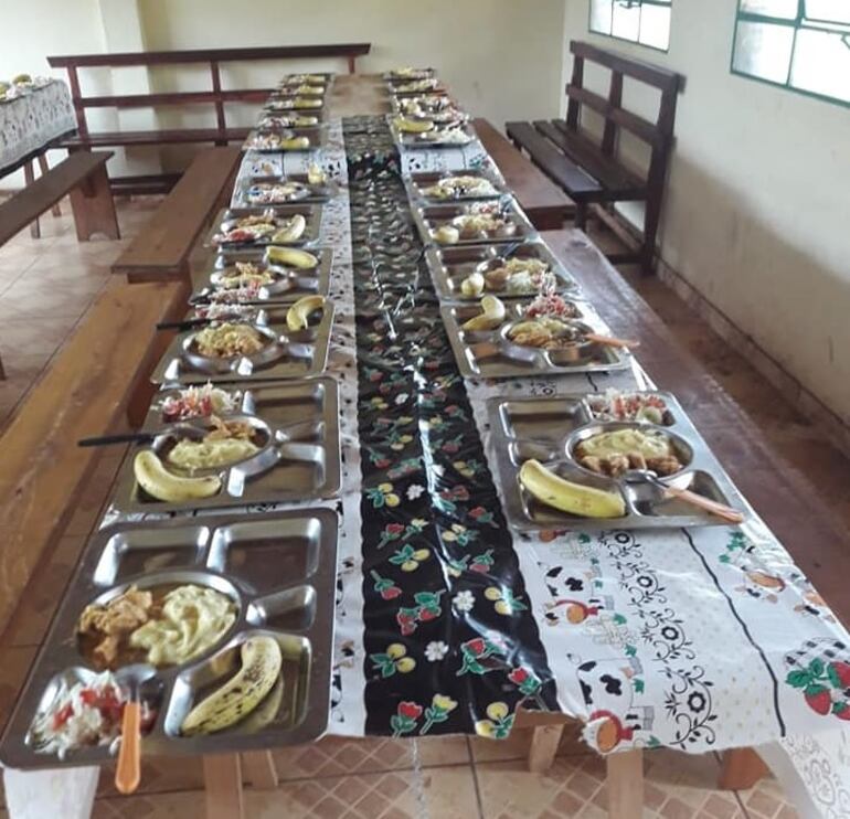 A dos meses de que concluya el año escolar, en Domingo Martínez de Irala aún no llegó el almuerzo escolar. (Foto archivo de distribución del periodo pasado).