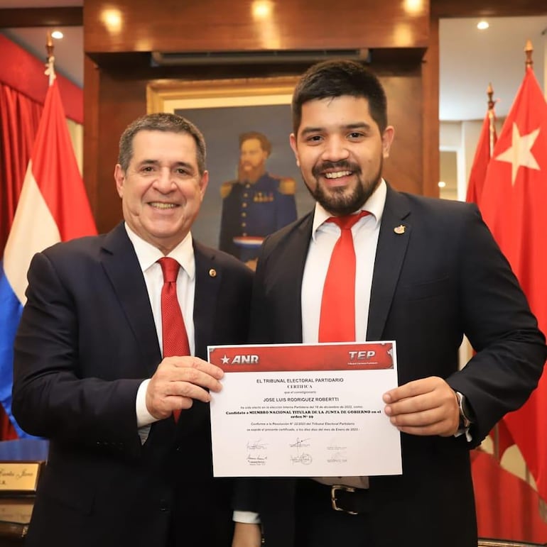 Horacio Cartes junto con José Luis Rodríguez Robertti, presidente de la Juventud de la ANR y miembro titular de la Junta de Gobierno.