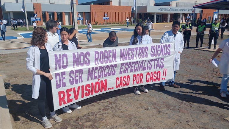 Médicos se manifestaron durante inauguración del Hospital General de Coronel Oviedo. Denuncian falencias de la de la Comisión Nacional de Residencias Médicas (CONAREM) , en la admisión de médicos para residencias para especialistas.