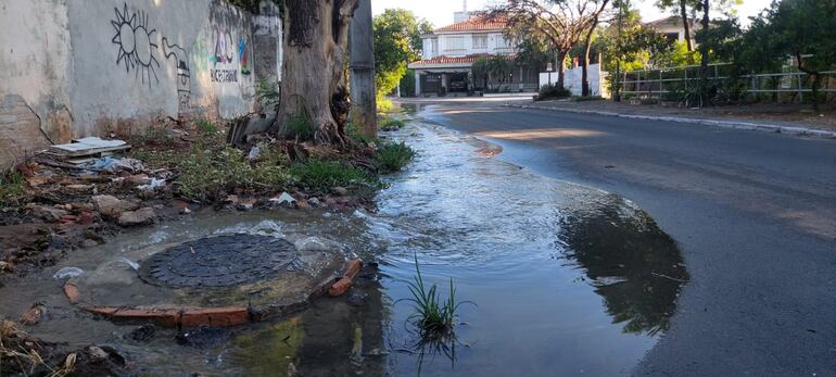 Cloaca abierta en barrio Mburicaó inunda la vereda y la calle Teniente Martínez Ramella, frente a una de las sedes del Conservatorio Nacional de Música.