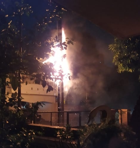 Vecinos del barrio Jara quedaron sin energía eléctrica tras la explosión e incendio de un transformador de la ANDE.