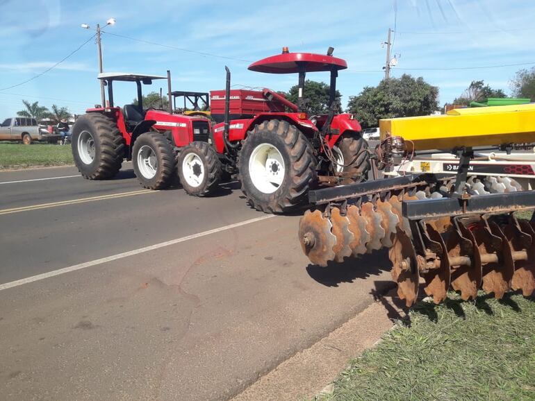 Con tractores e implementos agrícolas cierran la ruta PY03 en Yasy Cañy