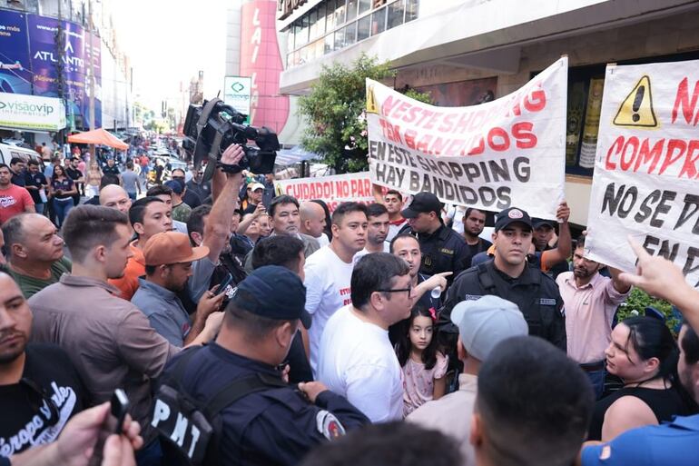 La campaña se concentró frente a galerías denunciadas frecuentemente por los turistas.