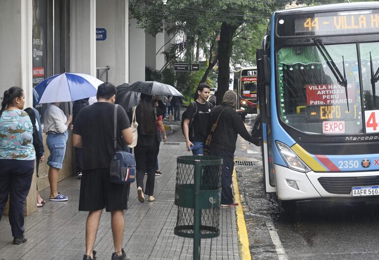 Los pasajeros deben soportar excesivas demoras por los colectivos, incluso sin refugios en las jornadas lluvias. El gobierno les otorga más subsidios al mes.