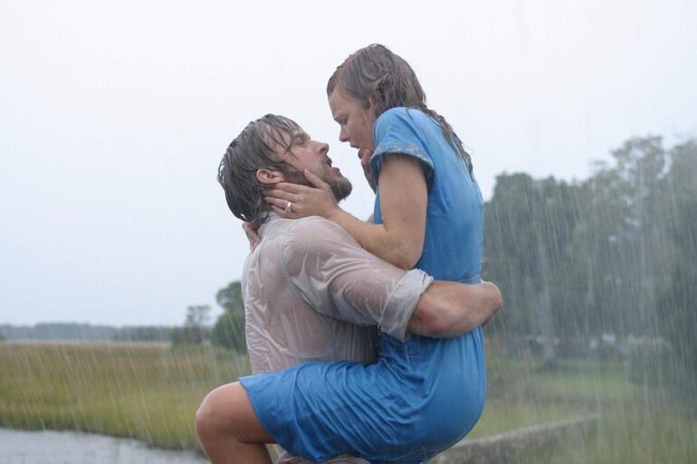 Ryan Gosling y Rachel McAdams en una de las escenas más emblemáticas de "The Notebook: Diario de una pasión".