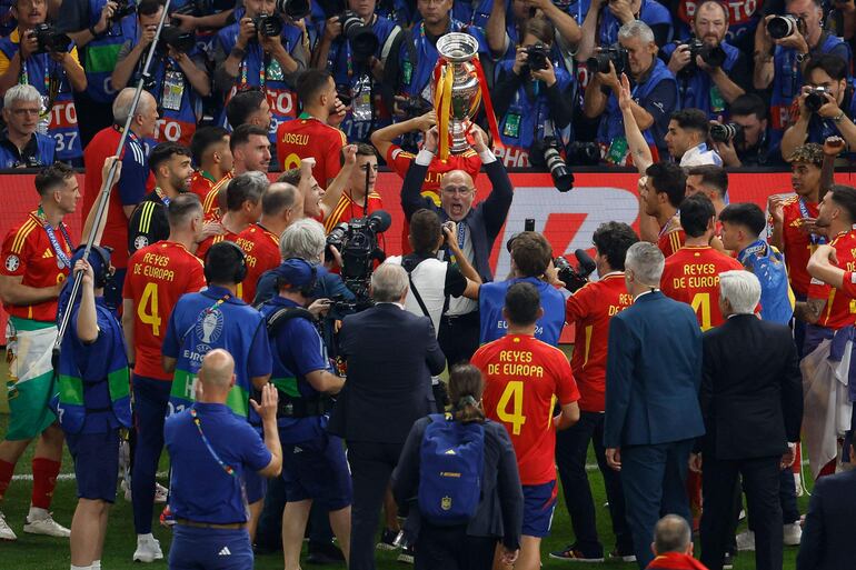 Spain's head coach Luis de la Fuente celebrates with the trophy after winning the UEFA Euro 2024 final football match between Spain and England at the Olympiastadion in Berlin on July 14, 2024. (Photo by Odd ANDERSEN / AFP)