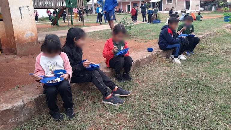  Los regazos de los niños sirvieron de mesas en Capiatá.