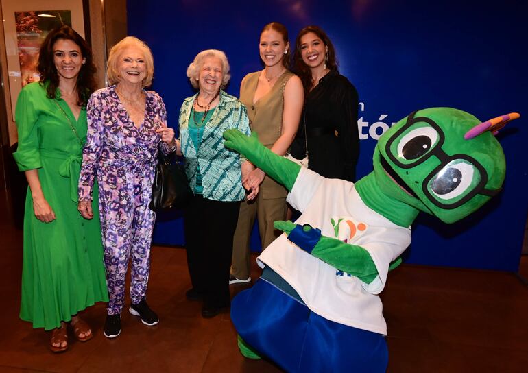 Giuliana Scavone, Peggy Domínguez, Odila Scavone, Allegra Scavone y Antonella Scavone.