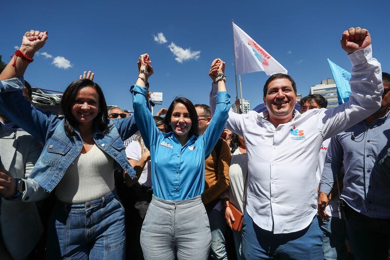 La candidata a la presidencia Luisa González (c) junto a Andrés Arauz (d) y la prefecta del Guayas Marcela Aguiñaga (i) llegan a inscribir su candidatura para los comicios del próximo 20 de agosto, en Quito (Ecuador).