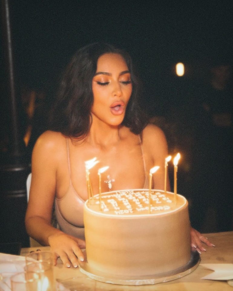 La famosa Kim Kardashian junto a su torta de cumpleaños celebrando sus 44 años de vida. (Instagram/Kim Kardashian)