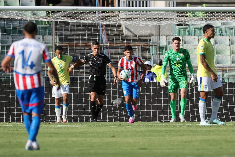 Tiago Caballero (c), jugador de la selección de Paraguay, celebra un gol en el partido frente a Brasil por la tercera fecha del Hexagonal Final del Sudamericano Sub 20 Venezuela 2025 en el estadio Olímpico de la Universidad Central, en Caracas, Venezuela.