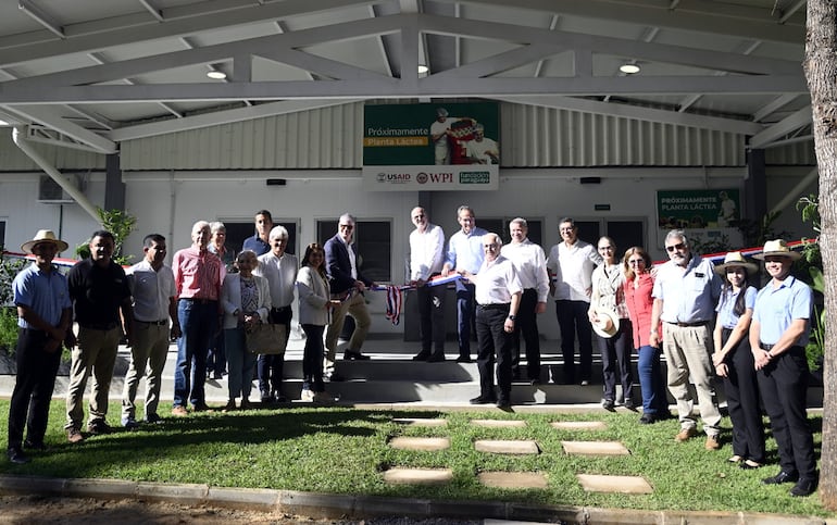 El embajador de Estados Unidos, Marc Ostfield, y directivos de Fundación Paraguaya, USAID, WPI, Kiva, Nestlé, Skoll, doTERRA y Peery Foundation, entre otros, en la inauguración de la nueva fábrica de quesos de la Escuela Agrícola Autosostenible de Cerrito.