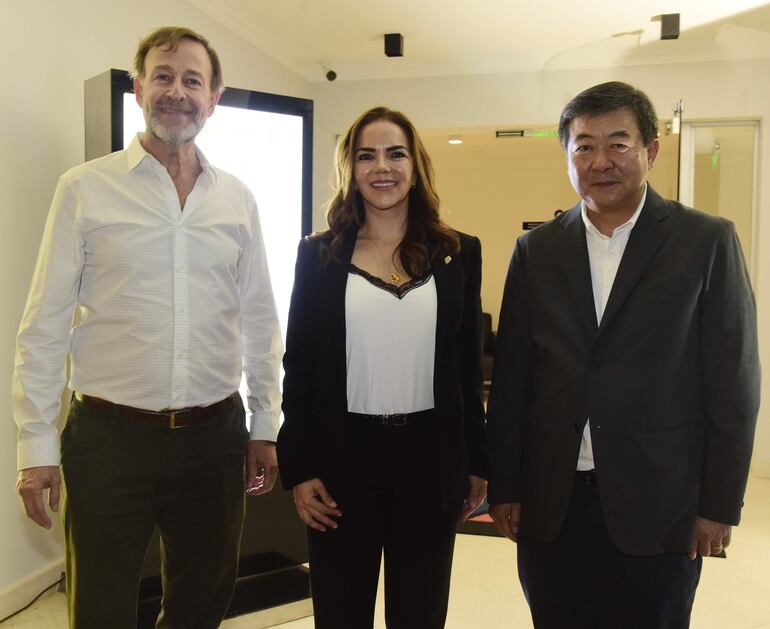 Eric Salum, Blanca Brítez, gerente general de Financiera Paraguayo Japonesa, y Víctor Maehara, presidente de Financiera Paraguayo Japonesa.