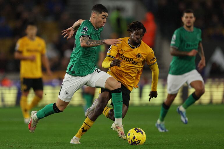 El mediocampista paraguayo del Newcastle United #24 Miguel Almirón (L) compite con el mediocampista maliense del Wolverhampton Wanderers #06 Boubacar Traore (R) durante el partido de fútbol de la Premier League inglesa entre Wolverhampton Wanderers y Newcastle United en el estadio Molineux en Wolverhampton, en el centro de Inglaterra, el 28 de octubre, 2023.