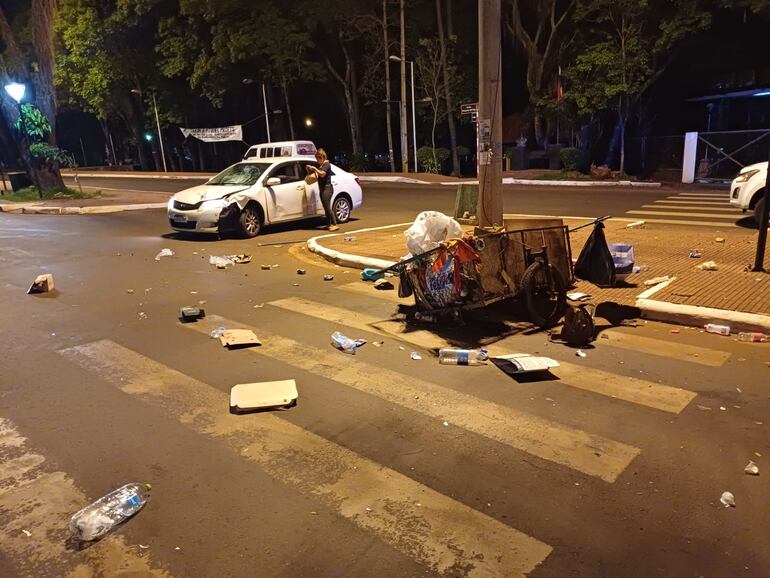 El accidente ocurrió esta madrugada frente mismo al predio de la Junta Municipal de Ciudad del Este.