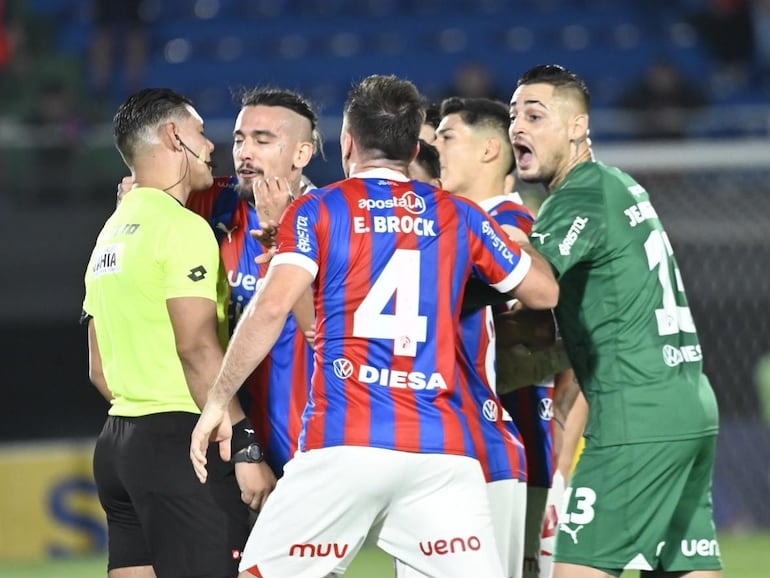 El árbitro Blas Romero es recriminado por los jugadores de Cerro Porteño en el partido frente a Libertad por la undécima fecha del torneo Clausura 2024 del fútbol paraguayo en el estadio Defensores del Chaco, en Asunción, Paraguay.