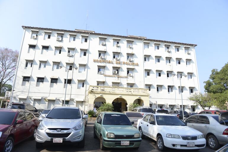 Autoridades policiales inauguran las mejoras en el hospital Rigoberto Caballero.