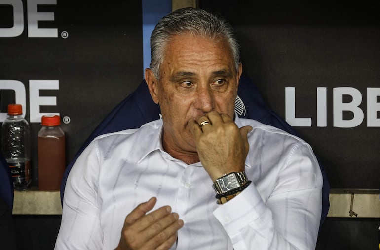 AME3835. RÍO DE JANEIRO (BRASIL), 30/09/2024.- Fotografía del 15 de agosto de 2024 de técnico de Flamengo, Tite, en un partido ante Bolívar, en Río de Janeiro (Brasil). Flamengo, el club más popular de Brasil, anunció este lunes la rescisión del contrato de Tite, que venía siendo cuestionado por dirigentes e hinchas desde hacía varios días y cuya situación quedó insostenible el pasado jueves con la eliminación del equipo de la Copa Libertadores. EFE/ Antonio Lacerda
