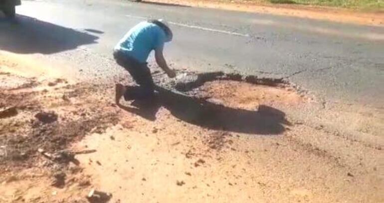 Vecinos se autoconvocaron para contribuir y reparar la zona donde ocurrió el accidente el miércoles último.