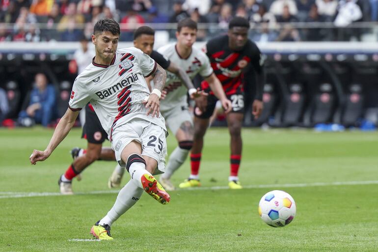 Frankfurt (Germany), 05/05/2024.- Leverkusen's Exequiel Palacios converts a penalty to score the 1-3 goal during the German Bundesliga soccer match between Eintracht Frankfurt and Bayer Leverkusen in Dortmund, Germany, 05 May 2024. (Alemania) EFE/EPA/CHRISTOPHER NEUNDORF CONDITIONS - ATTENTION: The DFL regulations prohibit any use of photographs as image sequences and/or quasi-video.
