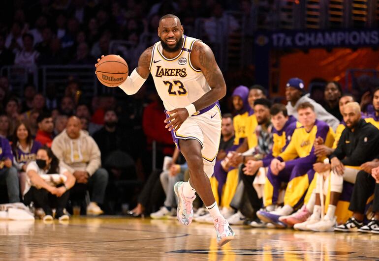 LeBron James (39 años) logró un triple doble con 32 puntos en el triunfo de Los Angeles Lakers.