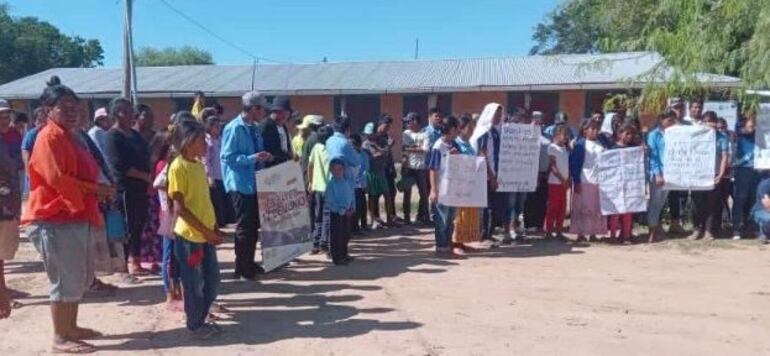 Además de la cuestión de los rubros, la educación indígena en esa zona del país es sumamente marcada por carencias, como la falta de infraestructuras, alimentos y caminos, por lo que la retirada de los rubros complica aún más la situación de cientos de niños.