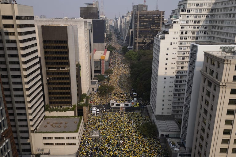 Fotografía aérea de simpatizantes del expresidente brasileño Jair Bolsonaro durante una movilización este sábado en la avenida Paulista de Sao Paulo (Brasil). Seguidores de Bolsonaro se concentraron en el corazón de São Paulo para exigir la destitución del juez de la Corte Suprema que suspendió la red social X por los continuos desacatos de Elon Musk.