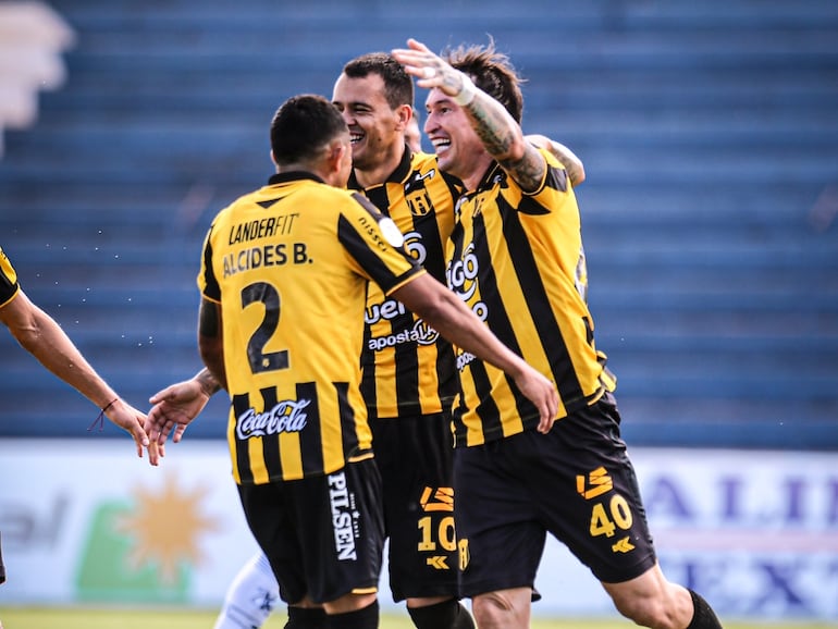 Fernando Fernández (d), futbolista de Guaraní, celebra un gol en el partido frente a 2 de Mayo por la tercera fecha del torneo Apertura 2025 del fútbol paraguayo en el estadio Río Parapití, en Pedro Juan Caballero, Paraguay.