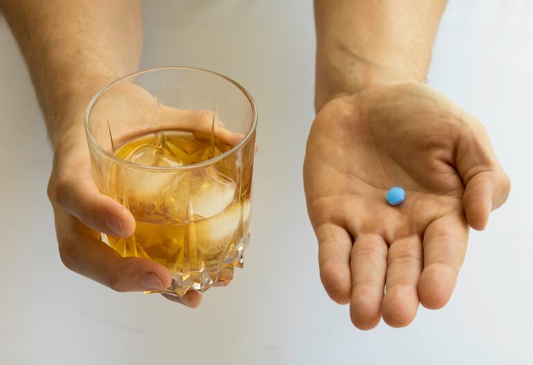 El consumo del viagra con el alcohol en dosis excesivas puede causar problemas como el infarto.