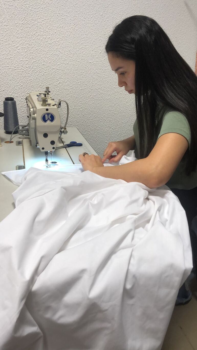 Estudiantes de la carrera de Diseño de Modas confeccionan las sábanas que serán donadas al hospital regional.