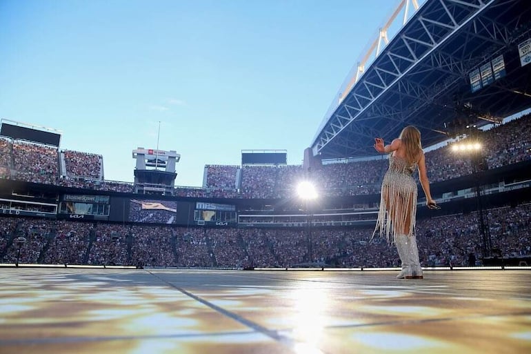 “Son las personas más impresionantes que conozco y me siento muy afortunada de que hayan dedicado a ‘The Eras Tour’ su tiempo, su energía y su experiencia. Subir al escenario en Londres fue una montaña rusa de emociones”, agregó Swift.