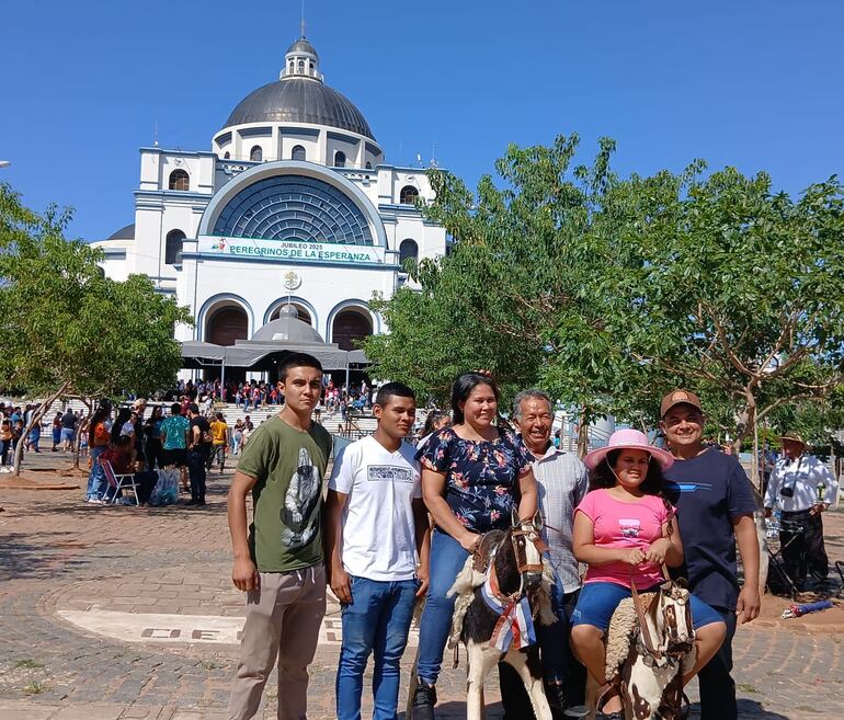 La concurrencia de peregrinos es cada vez mayor en Caacupé y las atracciones alegran a los visitantes