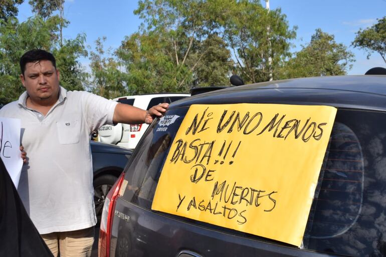 Los conductores de plataforma partieron en caravana desde el parque Ñu Guasu de Luque hasta la oficina central de Bolt, en el World Trade Center.