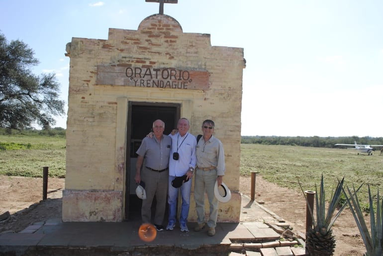 El oratorio de Yrendague durante una visita de descendientes del Gral. Eugenio A. Garay, entre ellos el Arq. Gonzalo Garay.