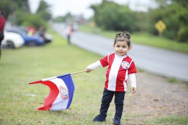 Los fanáticos de la selección paraguaya acudieron a la Albiróga para despedir a los jugadores y el cuerpo técnico.