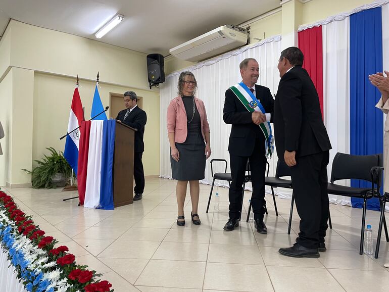 El gobernador Harold Bergen al momento de recibir la banda con los colores oficiales de la bandera de Boquerón.