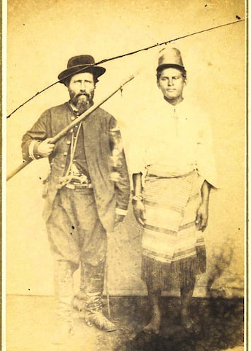 Oficial brasileño y soldado paraguayo prisionero, 1866 (En: Ricardo Salles, "Guerra do Paraguai: memórias & imagens", Río de Janeiro: Ediciones Biblioteca Nacional, 2003).