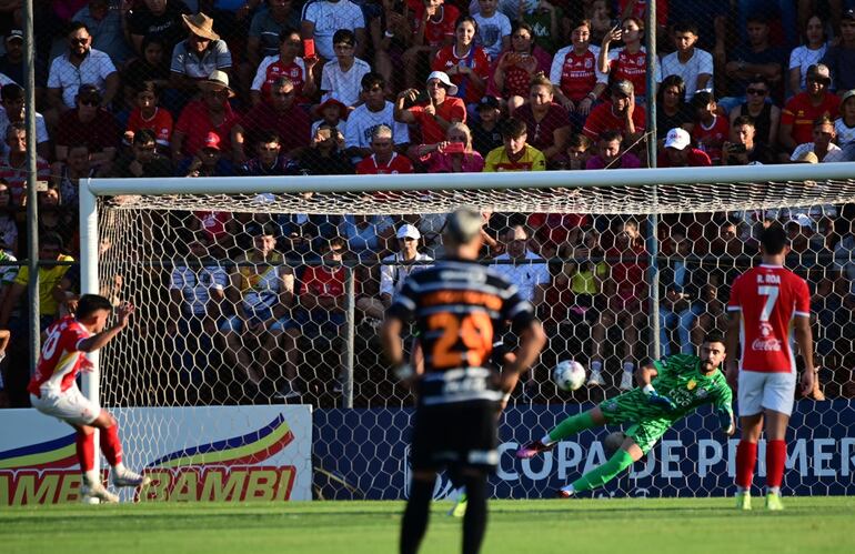 Teodoro Arce, jugador de General Caballero, ejecuta un penal en el partido frente a Olimpia por la séptima fecha del torneo Apertura 2025 del fútbol paraguayo en el estadio Ka'arendy, en Juan León Mallorquín, Paraguay.