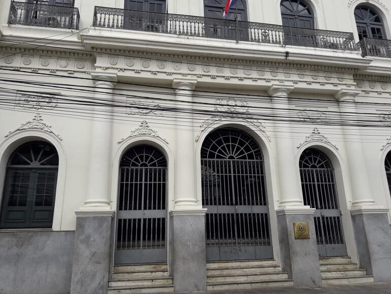 Las rejas de la sede central de la Cancillería, el palacio Benigno López, amanecieron hoy cerradas a cal y canto.