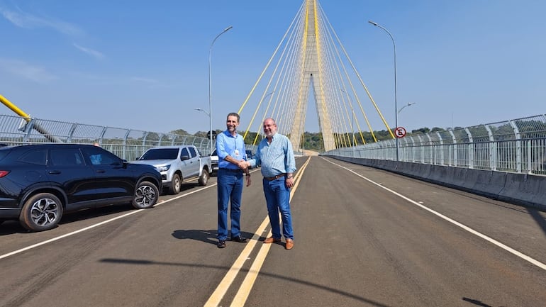 Los directores generales de Itaipú, Justo Zacarías Irún y Enio Verri durante su visita a las obras del puente de Integración en la primera semana de este mes.