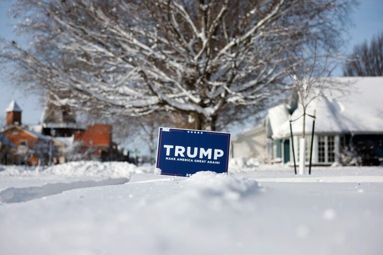 Cartel de campaña de Trump enterrado en la nieve en Iowa, 15 de enero de 2024. "El lunes 15 de enero fue la primera votación del año electoral 2024 y fue el día más frío del invierno en EEUU" (AFP)