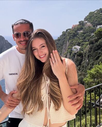 ¡Linda parejita! Jesús Medina y Natasha Soley se comprometieron en Capri.