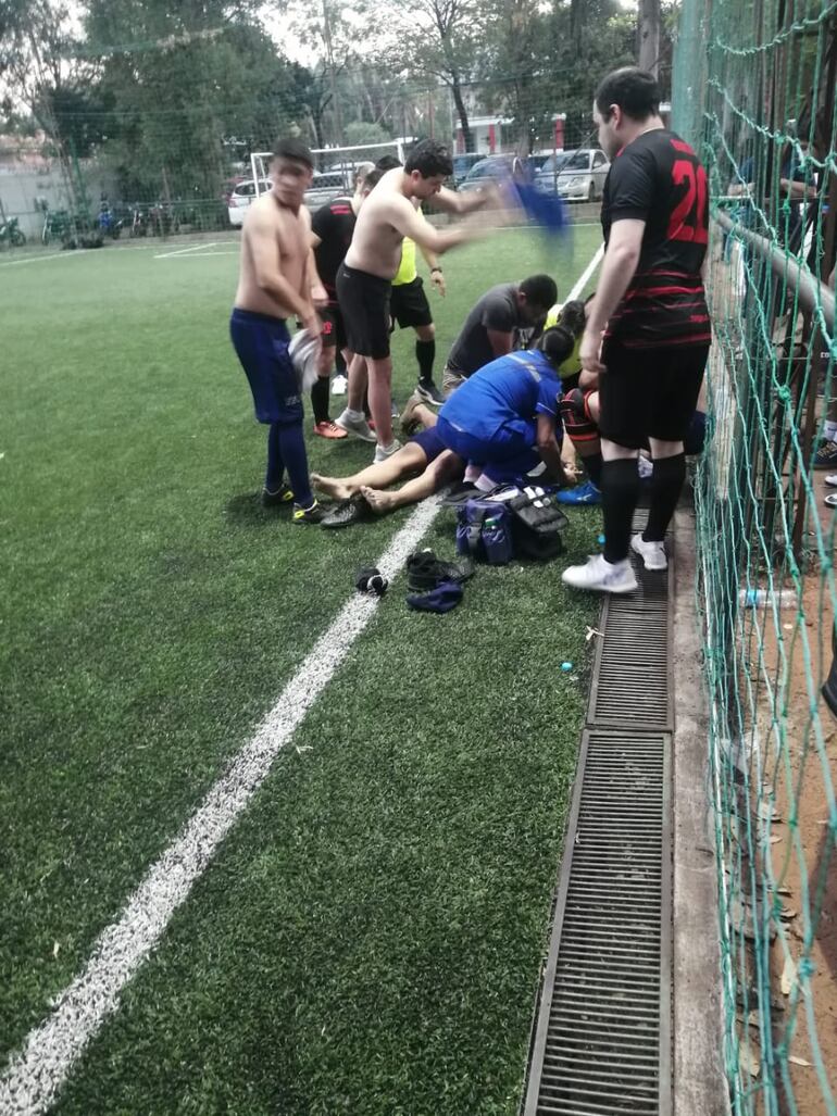 Imágenes de testigos del momento en que sus compañeros intentan la reanimación del joven.