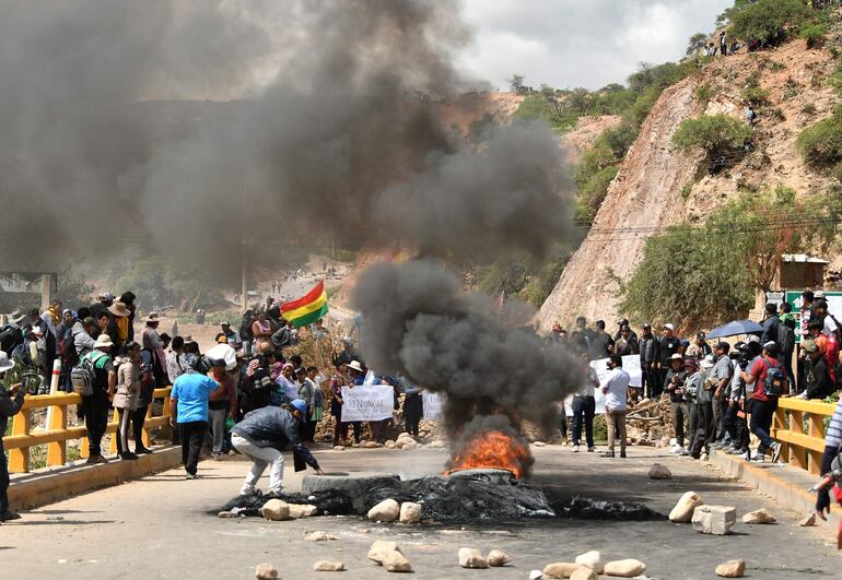 Afines al expresidente de Bolivia Evo Morales (2006-2019) bloquean una carretera como medida de presión exigiendo la renuncia de magistrados hoy, en Cochabamba (Bolivia.) Los partidarios del expresidente de Bolivia Evo Morales (2006-2019) reforzaron este martes los bloqueos de caminos en varios puntos del país, con los que exigen la renuncia de los magistrados que extendieron su mandato, luego del aplazamiento de los comicios judiciales que debían celebrarse el año pasado. 