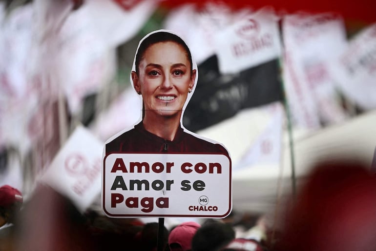 Carteles y pancartas de partidarios de la nueva presidenta de México, Claudia Sheinbaum, 1 de octubre de 2024 (AFP).